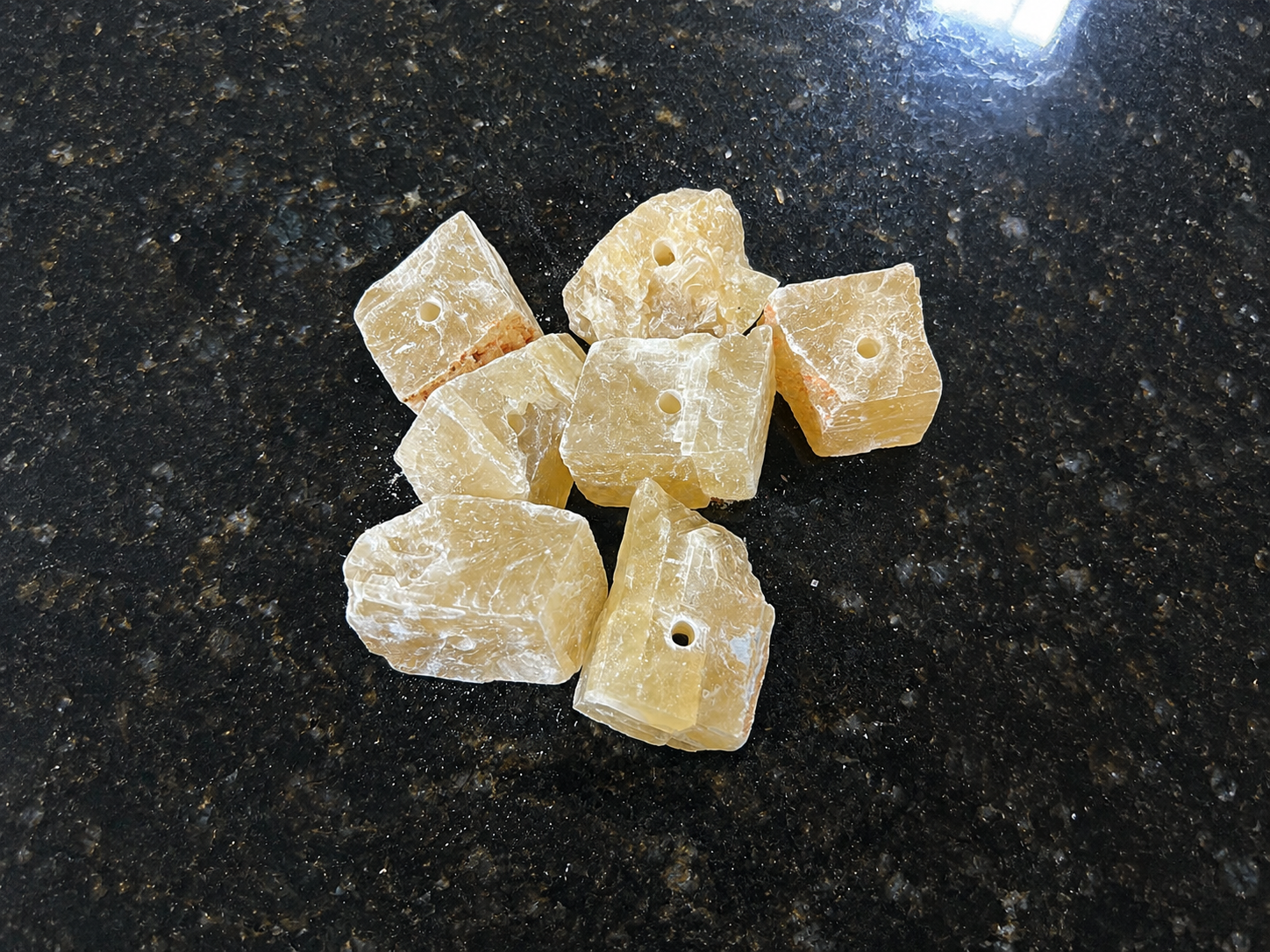 Calcita Amarela Furada